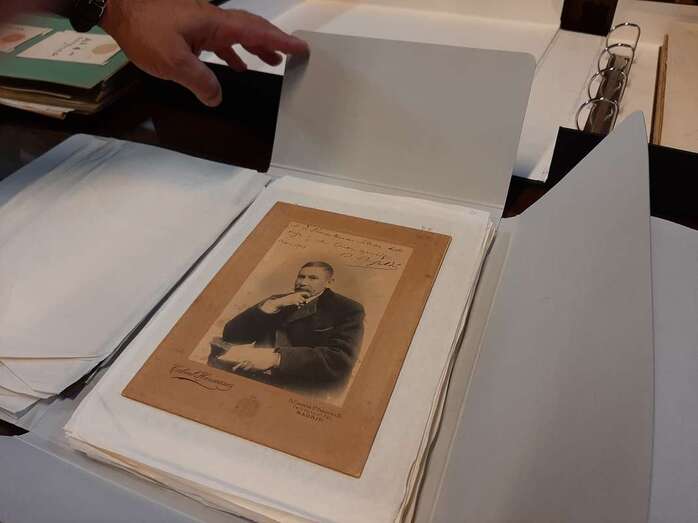 Reúne una selección de dibujos satíricos de personajes que estuvieron de actualidad en la primera mitad del siglo XX